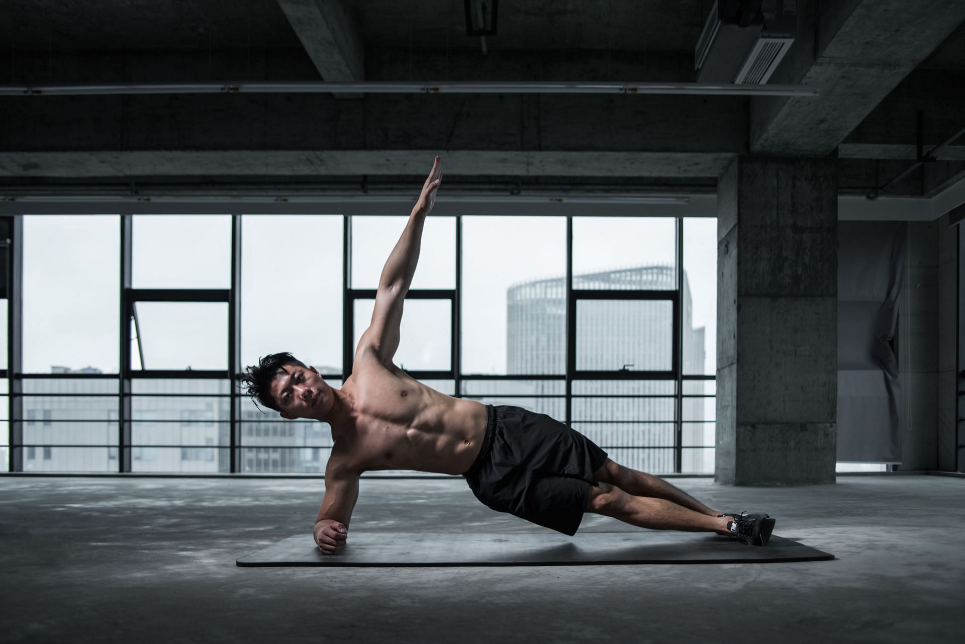 Side plank (Image via Pexels/Li Sun)